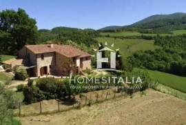 Authentic Tuscan farmhouse with pool, garden & panoramic views