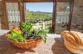 Authentic Tuscan farmhouse with pool, garden & panoramic views