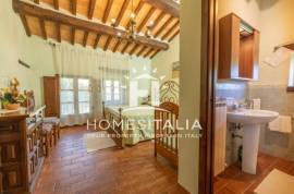 Authentic Tuscan farmhouse with pool, garden & panoramic views