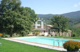 Authentic Tuscan farmhouse with pool, garden & panoramic views