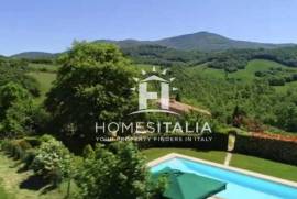 Authentic Tuscan farmhouse with pool, garden & panoramic views