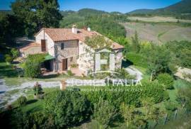 Authentic Tuscan farmhouse with pool, garden & panoramic views