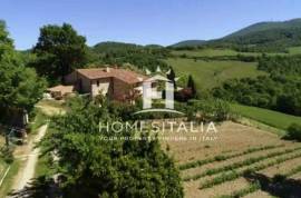 Authentic Tuscan farmhouse with pool, garden & panoramic views