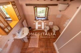 Authentic Tuscan farmhouse with pool, garden & panoramic views