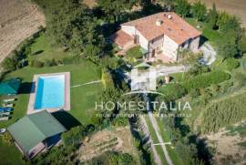 Authentic Tuscan farmhouse with pool, garden & panoramic views