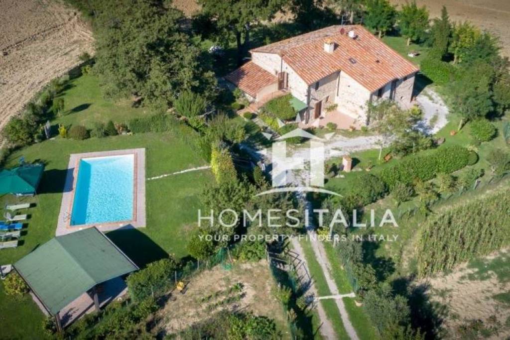 Authentic Tuscan farmhouse with pool, garden & panoramic views