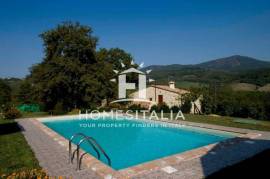 Authentic Tuscan farmhouse with pool, garden & panoramic views