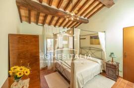 Authentic Tuscan farmhouse with pool, garden & panoramic views