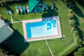 Authentic Tuscan farmhouse with pool, garden & panoramic views