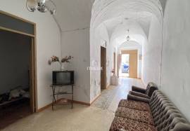 Central house in Don Benito with patio and many possibilities