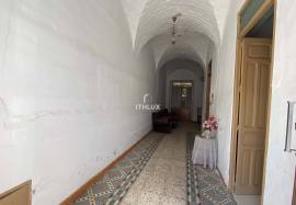 Central house in Don Benito with patio and many possibilities