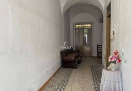 Central house in Don Benito with patio and many possibilities