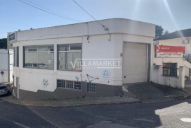 Urban bank building consisting of 2 floors with 358 m2, intended for commerce, located in Alenquer.