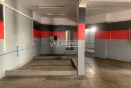 Urban bank building consisting of 2 floors with 358 m2, intended for commerce, located in Alenquer.