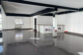 Urban bank building consisting of 2 floors with 358 m2, intended for commerce, located in Alenquer.