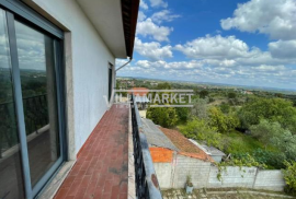 Detached 4 bedroom bank house with 3 floors and 313 m2 of land located near Assentiz in Torres Novas