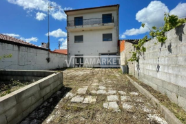 Detached 4 bedroom bank house with 3 floors and 313 m2 of land located near Assentiz in Torres Novas