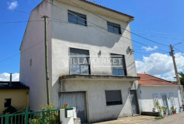 Detached 4 bedroom bank house with 3 floors and 313 m2 of land located near Assentiz in Torres Novas