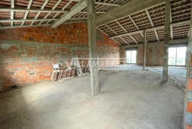 Detached 4 bedroom bank house with 3 floors and 313 m2 of land located near Assentiz in Torres Novas