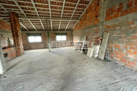Detached 4 bedroom bank house with 3 floors and 313 m2 of land located near Assentiz in Torres Novas