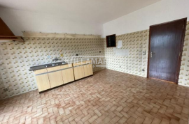 Detached 4 bedroom bank house with 3 floors and 313 m2 of land located near Assentiz in Torres Novas