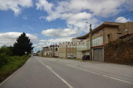 2 stall stores with 866 m2 located on the ground floor and 1st floor for commerce located in Santo Tirso