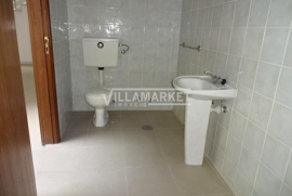 2 stall stores with 866 m2 located on the ground floor and 1st floor for commerce located in Santo Tirso