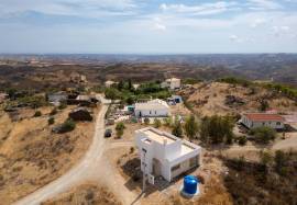 3 bedroom villa consisting of 2 floors with 435 m2 of land located in Cercados, 13 kms from Tavira