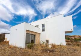 3 bedroom villa consisting of 2 floors with 435 m2 of land located in Cercados, 13 kms from Tavira