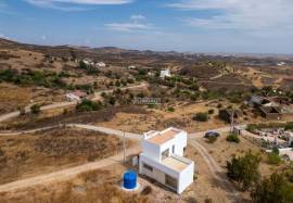 3 bedroom villa consisting of 2 floors with 435 m2 of land located in Cercados, 13 kms from Tavira