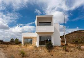 3 bedroom villa consisting of 2 floors with 435 m2 of land located in Cercados, 13 kms from Tavira