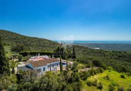 Detached 3 bedroom, one level home with pool, gardens and magnificent  views . Near Moncarapacho