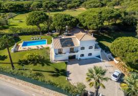 Prestige for Home – Luxurious 4 bedroom villa with swimming pool, garden, barbecue - in Quarteira