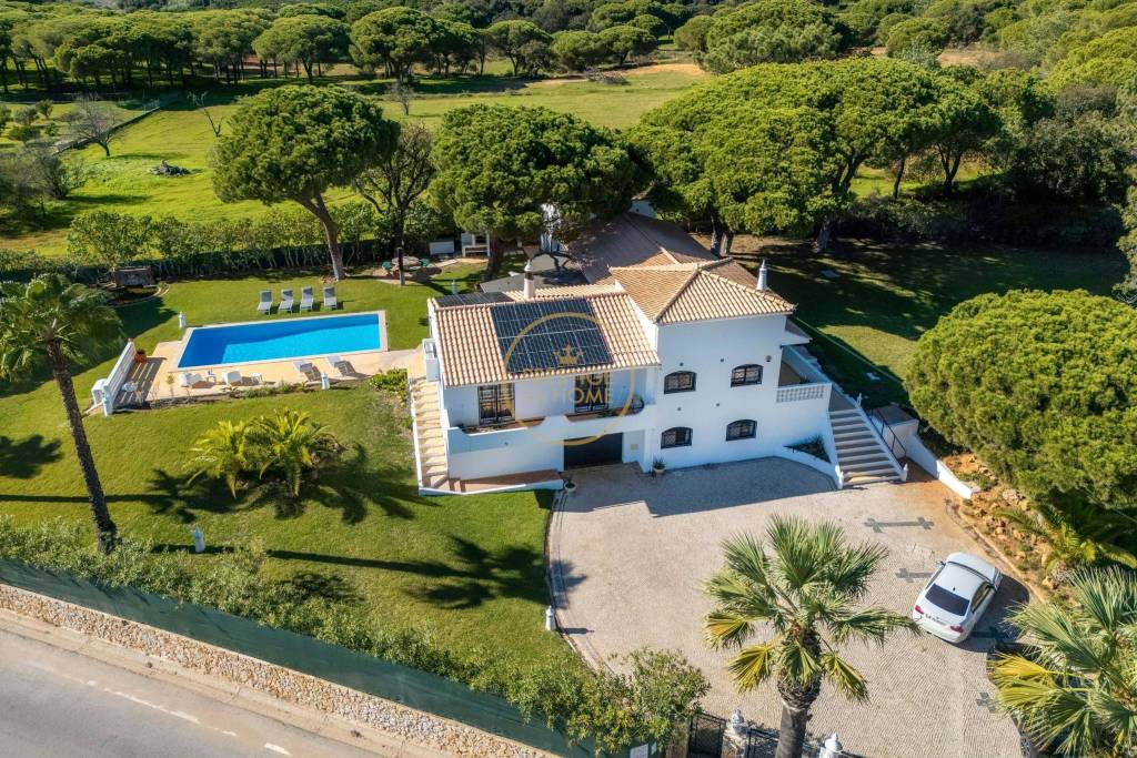 Prestige for Home – Luxurious 4 bedroom villa with swimming pool, garden, barbecue - in Quarteira