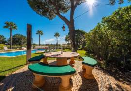 Prestige for Home – Luxurious 4 bedroom villa with swimming pool, garden, barbecue - in Quarteira