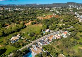 Prestige for Home – Luxurious 4 bedroom villa with swimming pool, garden, barbecue - in Quarteira