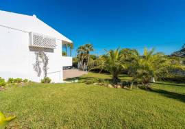 Prestige for Home – Luxurious 4 bedroom villa with swimming pool, garden, barbecue - in Quarteira