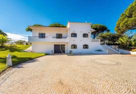 Prestige for Home – Luxurious 4 bedroom villa with swimming pool, garden, barbecue - in Quarteira