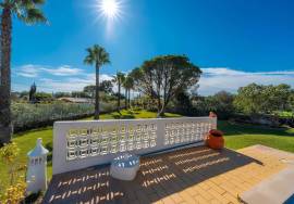 Prestige for Home – Luxurious 4 bedroom villa with swimming pool, garden, barbecue - in Quarteira