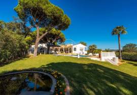 Prestige for Home – Luxurious 4 bedroom villa with swimming pool, garden, barbecue - in Quarteira