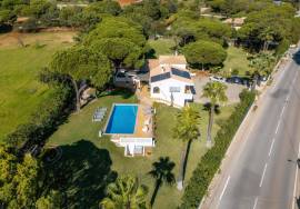 Prestige for Home – Luxurious 4 bedroom villa with swimming pool, garden, barbecue - in Quarteira