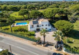 Prestige for Home – Luxurious 4 bedroom villa with swimming pool, garden, barbecue - in Quarteira