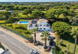 Prestige for Home – Luxurious 4 bedroom villa with swimming pool, garden, barbecue - in Quarteira