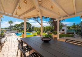 Prestige for Home – Luxurious 4 bedroom villa with swimming pool, garden, barbecue - in Quarteira