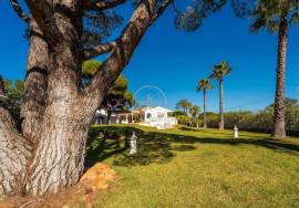 Prestige for Home – Luxurious 4 bedroom villa with swimming pool, garden, barbecue - in Quarteira