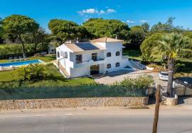 Prestige for Home – Luxurious 4 bedroom villa with swimming pool, garden, barbecue - in Quarteira