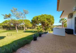 Prestige for Home – Luxurious 4 bedroom villa with swimming pool, garden, barbecue - in Quarteira