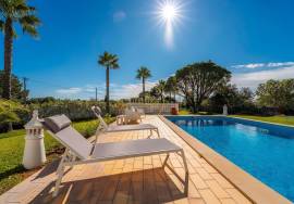 Prestige for Home – Luxurious 4 bedroom villa with swimming pool, garden, barbecue - in Quarteira
