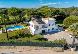 Prestige for Home – Luxurious 4 bedroom villa with swimming pool, garden, barbecue - in Quarteira