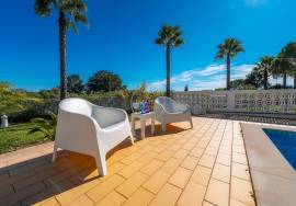 Prestige for Home – Luxurious 4 bedroom villa with swimming pool, garden, barbecue - in Quarteira